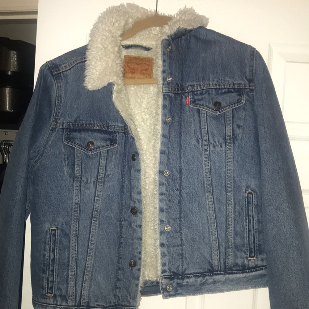 Levi’s lady’s Sherpa lined jean jacket NWOT